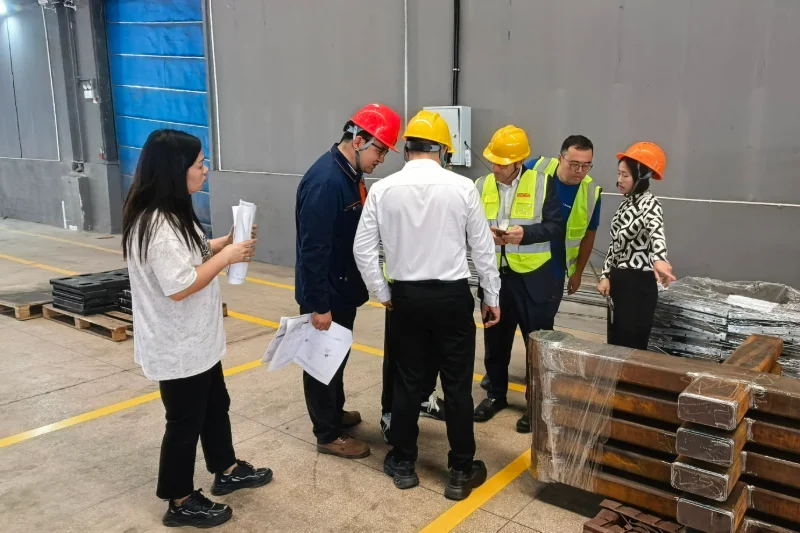 قام ممثلو TESMEC بزيارة منشأة التصنيع Hehua لمراجعة الإنتاج والإدارة البيئية قام ممثلو TESMEC بزيارة منشأة التصنيع Hehua لمراجعة الإنتاج والإدارة البيئية